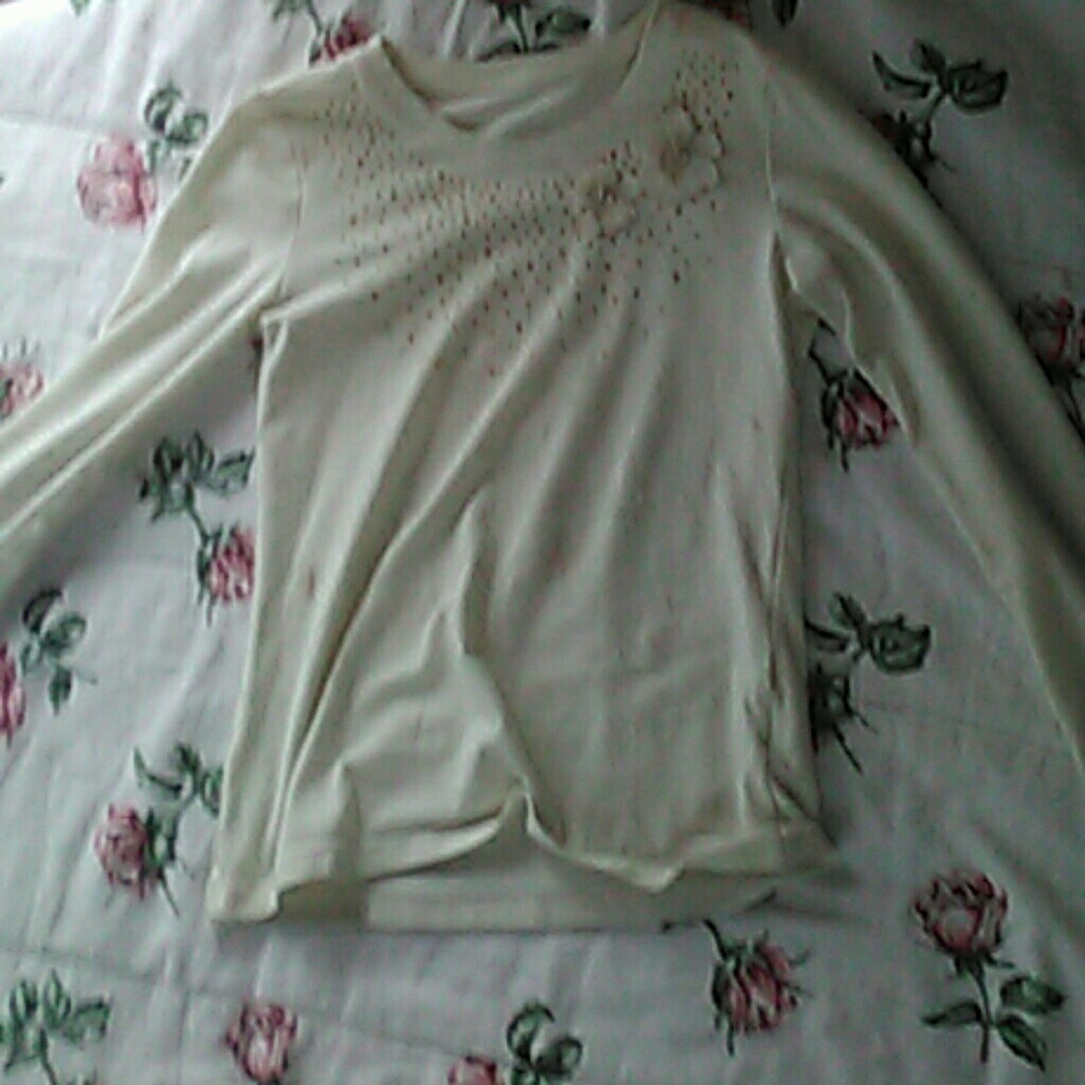Sleeved white shirt.